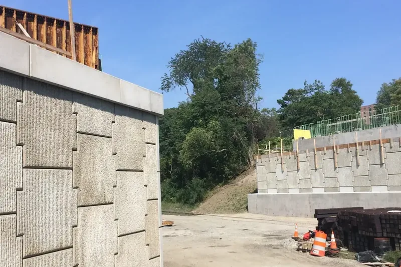 Pemasangan pasangan batu belah kali hitam untuk dinding penahan tanah talud tebing desa